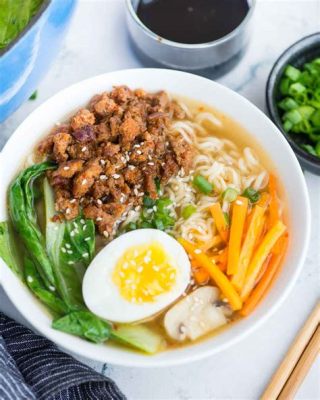  와카세 라멘: 깊은 감칠맛이 살아있는 구수한 국물과 고소함으로 가득한 차가운 다진 돼지고기!