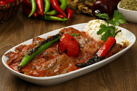  İskender Kebap은 달콤하고 매콤한 맛의 조화가 완벽한 터키식 음식입니다!