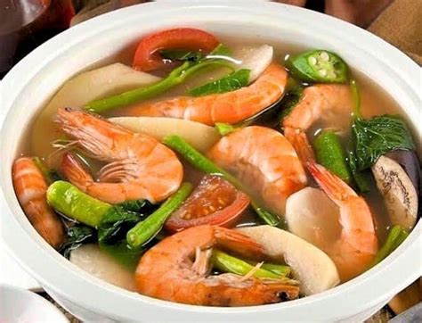  Sinigang na Hipon:  새콤달콤한 묽은 국물과 매콤한 해산물의 환상적인 조화!